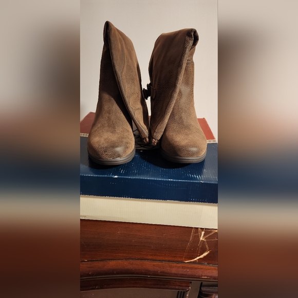 Women Boots - Picture 2 of 3